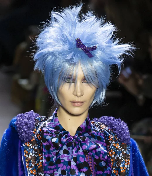 New York, New York - 11 Şubat 2019: Bella Hadid Anna Sui sonbahar kış 2019 defile pist yürür