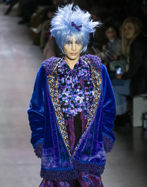 New York, New York - 11 Şubat 2019: Bella Hadid Anna Sui sonbahar kış 2019 defile pist yürür