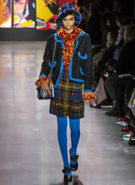 New York, New York - 11 Şubat 2019: Ugbad Abdi Anna Sui sonbahar kış 2019 defile pist yürür