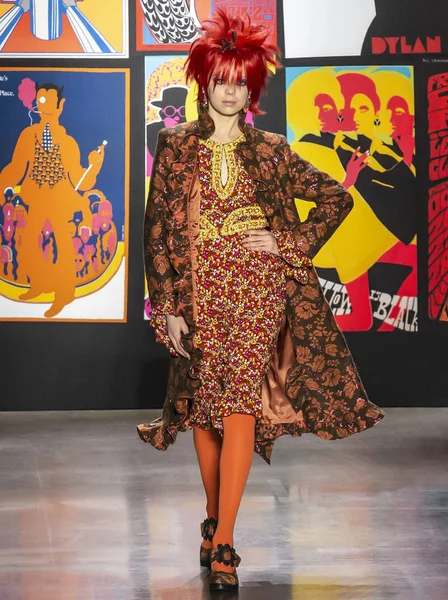 New York, New York - 11 Şubat 2019: Mariana Zaragoza Anna Sui sonbahar kış 2019 defile pist yürür