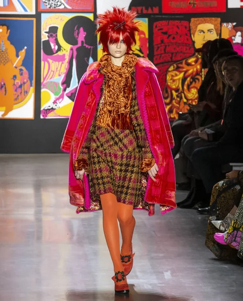New York, New York - 11 Şubat 2019: Fran Summers Anna Sui sonbahar kış 2019 defile pist yürür