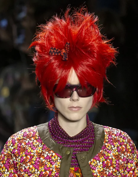 New York, New York - 11 Şubat 2019: Kiki Willems Anna Sui sonbahar kış 2019 defile pist yürür