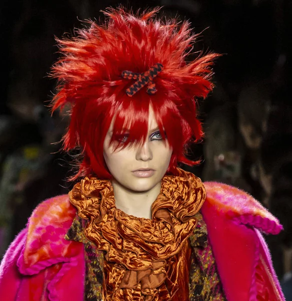 New York, New York - 11 Şubat 2019: Fran Summers Anna Sui sonbahar kış 2019 defile pist yürür