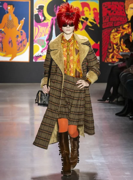 New York, New York - 11 Şubat 2019: Lucan Gillespie Anna Sui sonbahar kış 2019 defile pist yürür