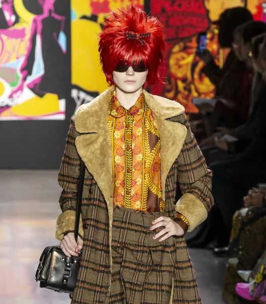New York, New York - 11 Şubat 2019: Lucan Gillespie Anna Sui sonbahar kış 2019 defile pist yürür