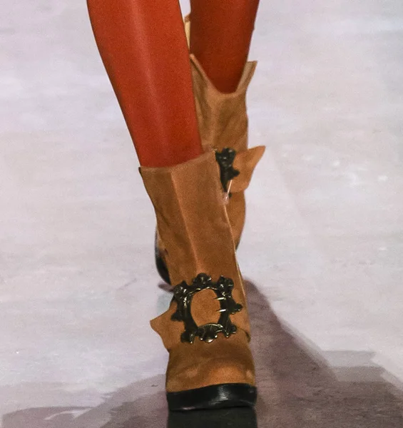 New York, New York - 11 Şubat 2019: bir model (ayakkabı detay) Anna Sui sonbahar kış 2019 defile pist yürür