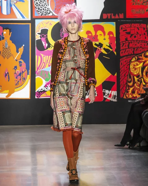 New York, New York - 11 Şubat 2019: Ella Richards Anna Sui sonbahar kış 2019 defile pist yürür