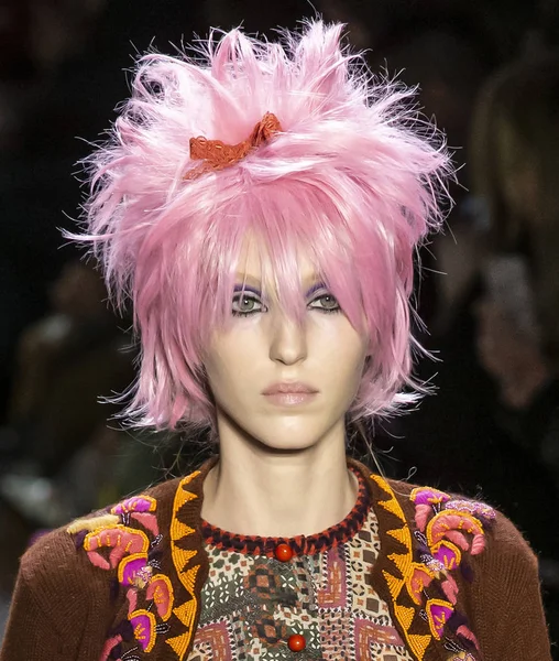 New York, New York - 11 Şubat 2019: Ella Richards Anna Sui sonbahar kış 2019 defile pist yürür