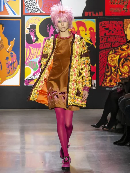 New York, New York - 11 Şubat 2019: Joo Park Anna Sui sonbahar kış 2019 defile pist yürür bu yüzden