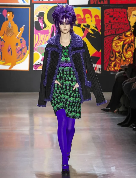 New York, New York - 11 Şubat 2019: Sara Grace Wallerstedt Anna Sui sonbahar kış 2019 defile pist yürür