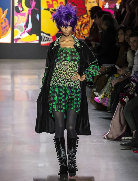 New York, New York - 11 Şubat 2019: Londone Myers Anna Sui sonbahar kış 2019 defile pist yürür