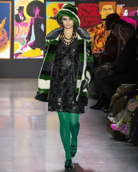 New York, New York - 11 Şubat 2019: Taylor Hill Anna Sui sonbahar kış 2019 defile pist yürür