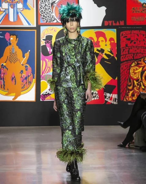 New York, New York - 11 Şubat 2019: Issa Lish Anna Sui sonbahar kış 2019 defile pist yürür