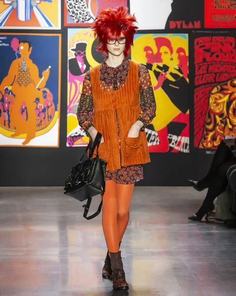 New York, New York - 11 Şubat 2019: Gisele Fox Anna Sui sonbahar kış 2019 defile pist yürür