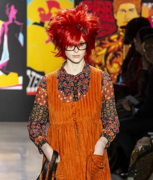 New York, New York - 11 Şubat 2019: Gisele Fox Anna Sui sonbahar kış 2019 defile pist yürür