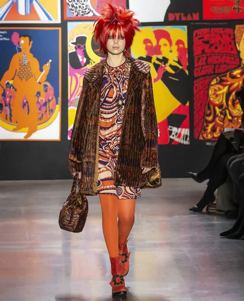 New York, New York - 11 Şubat 2019: Mariana Zaragoza Anna Sui sonbahar kış 2019 defile pist yürür