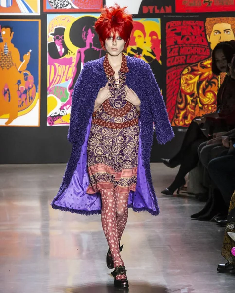 New York, New York - 11 Şubat 2019: Kiki Willems Anna Sui sonbahar kış 2019 defile pist yürür