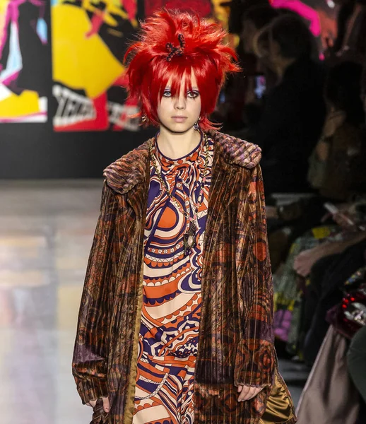 New York, New York - 11 Şubat 2019: Mariana Zaragoza Anna Sui sonbahar kış 2019 defile pist yürür