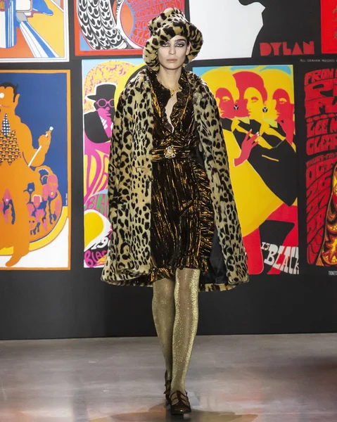 New York, New York - 11 Şubat 2019: Cristina Piccone Anna Sui sonbahar kış 2019 defile pist yürür
