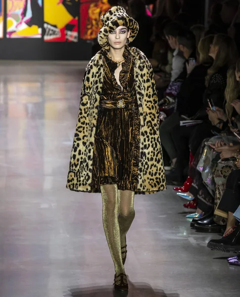 New York, New York - 11 Şubat 2019: Cristina Piccone Anna Sui sonbahar kış 2019 defile pist yürür