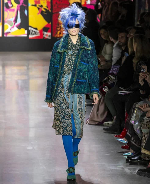 New York, New York - 11 Şubat 2019: Hanne Gaby Odiele Anna Sui sonbahar kış 2019 defile pist yürür
