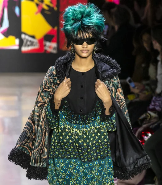 New York, New York - 11 Şubat 2019: Anyelina Rosa Anna Sui sonbahar kış 2019 defile pist yürür