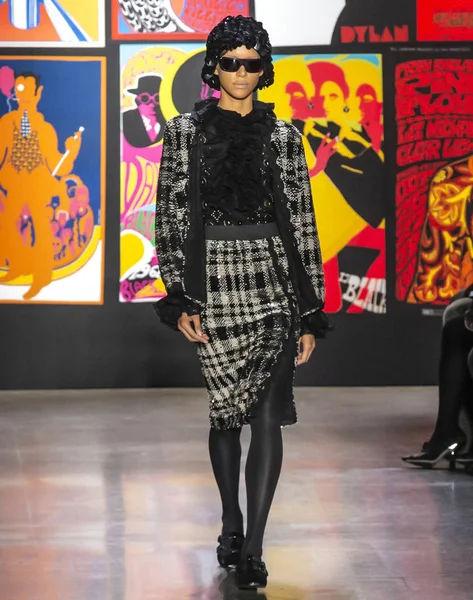 New York, New York - 11 Şubat 2019: Dilone Anna Sui sonbahar kış 2019 defile pist yürür