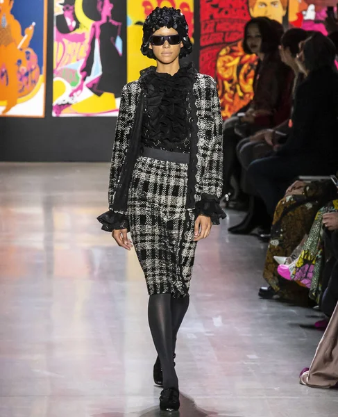 New York, New York - 11 Şubat 2019: Dilone Anna Sui sonbahar kış 2019 defile pist yürür