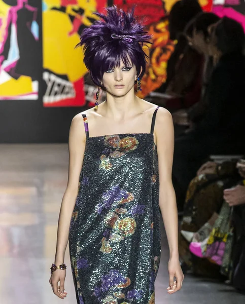 New York, New York - 11 Şubat 2019: çuha çiçeği Archer Anna Sui sonbahar kış 2019 defile pist yürür