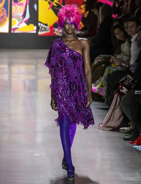New York, New York - 11 Şubat 2019: Adut Akech Anna Sui sonbahar kış 2019 defile pist yürür