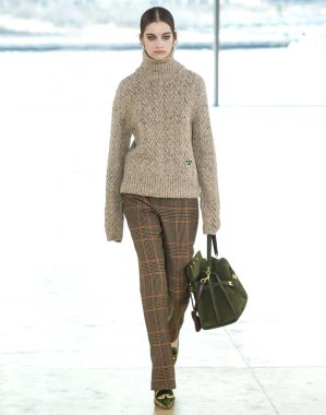 New York, New York - 10 Şubat 2019: manken Tory Burch sonbahar kış 2019 defile pist yürür