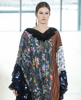 New York, New York - 10 Şubat 2019: manken Tory Burch sonbahar kış 2019 defile pist yürür