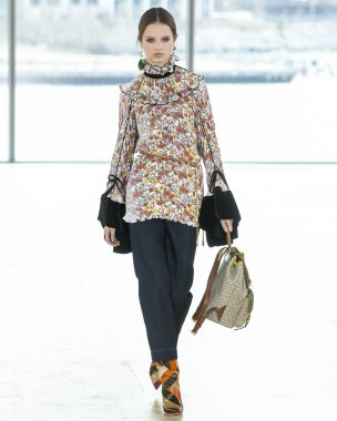 New York, New York - 10 Şubat 2019: manken Tory Burch sonbahar kış 2019 defile pist yürür
