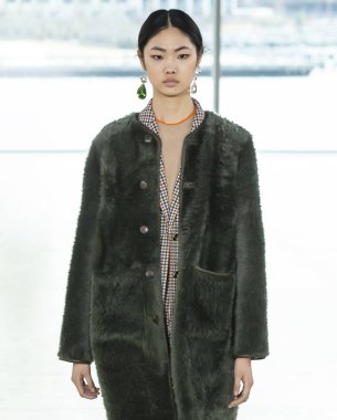 New York, New York - 10 Şubat 2019: manken Tory Burch sonbahar kış 2019 defile pist yürür