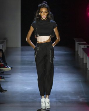 Prova Prabal Gurung 2019 sonbahar kış pist New York'ta göster