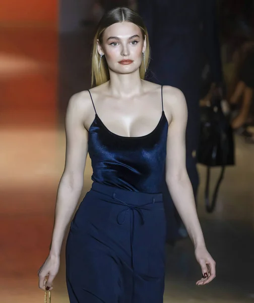 Cushnie 2019 Fall Winter Runway Show в Нью-Йорке — стоковое фото