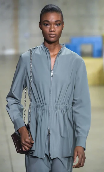 Tibi 2019 Fall Winter Runway Show em Nova York — Fotografia de Stock