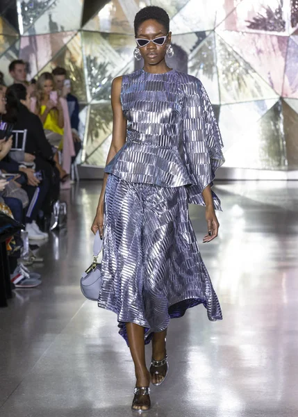 Christian Siriano 2019 Otoño Winter Runway Show en la ciudad de Nueva York — Foto de Stock