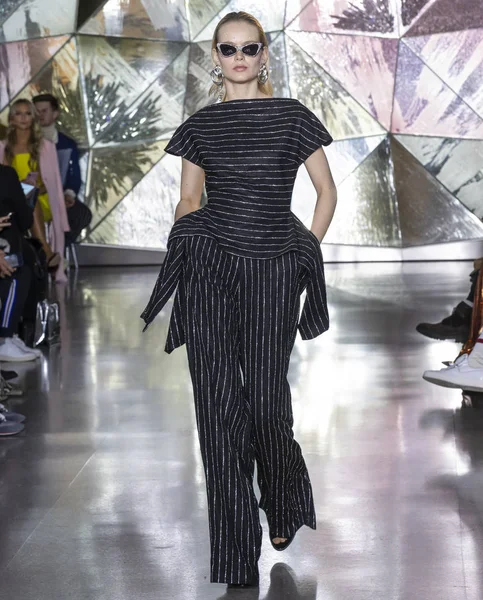 Christian Siriano 2019 sonbahar kış pist Haritayı New York City — Stok fotoğraf