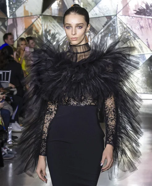 기독교 Siriano 2019가을 겨울 패션쇼 뉴욕시에서 — 스톡 사진