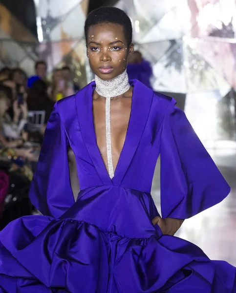 Christian Siriano 2019 Otoño Winter Runway Show en la ciudad de Nueva York — Foto de Stock