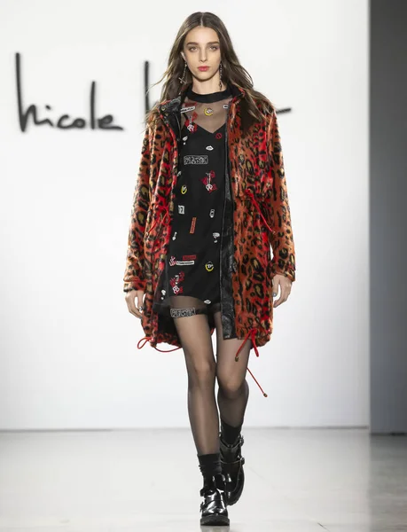 Nicole Miller 2019 Fall Winter start-en landingsbaan Show in New York City — Stockfoto