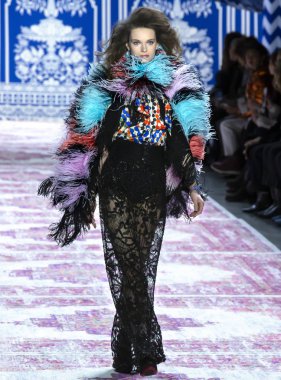 Naeem Khan 2019 sonbahar kış pist göster: New York City bölgesindeki