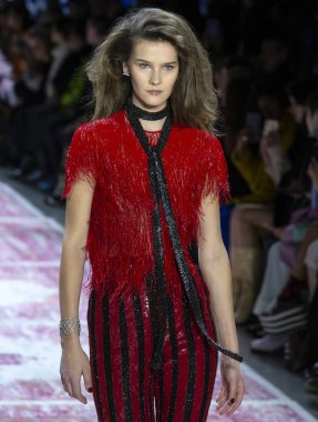 Naeem Khan 2019 sonbahar kış pist göster: New York City bölgesindeki