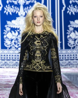 Naeem Khan 2019 sonbahar kış pist göster: New York City bölgesindeki