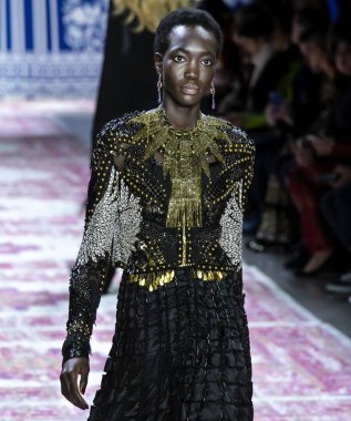 Naeem Khan 2019 sonbahar kış pist göster: New York City bölgesindeki