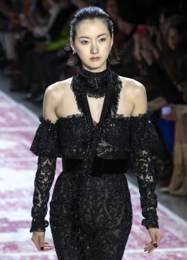 Naeem Khan 2019 sonbahar kış pist göster: New York City bölgesindeki