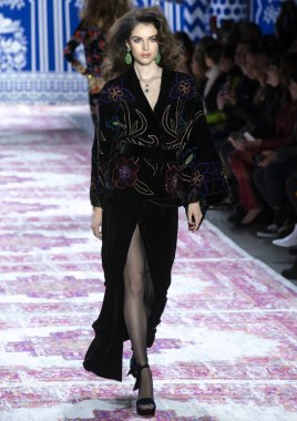 Naeem Khan 2019 sonbahar kış pist göster: New York City bölgesindeki