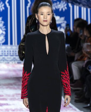 Naeem Khan 2019 sonbahar kış pist göster: New York City bölgesindeki