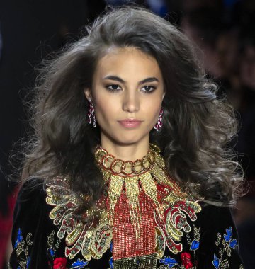 Naeem Khan 2019 sonbahar kış pist göster: New York City bölgesindeki